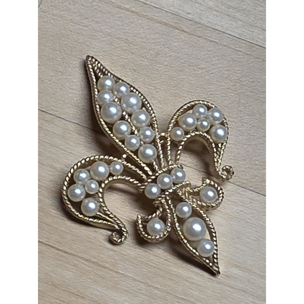 Vintage Trifari Gold Tone Faux Pearl Fleur De Lis Brooch Pin Signed 2.75"
